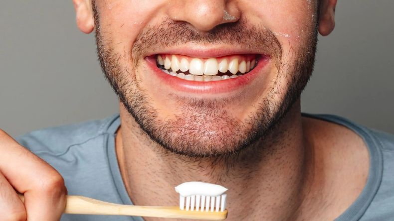 Cepillarse los dientes es fundamental para una buena higiene bucal.