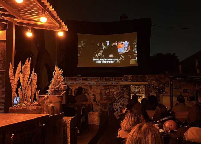 ¿Estás⁤ pasando estos⁣ días de calor en la Ciudad de ‍Buenos Aires y⁤ querés disfrutar de un buen trago, rica gastronomía y‌ una peli? Este lugar es ⁢para vos.